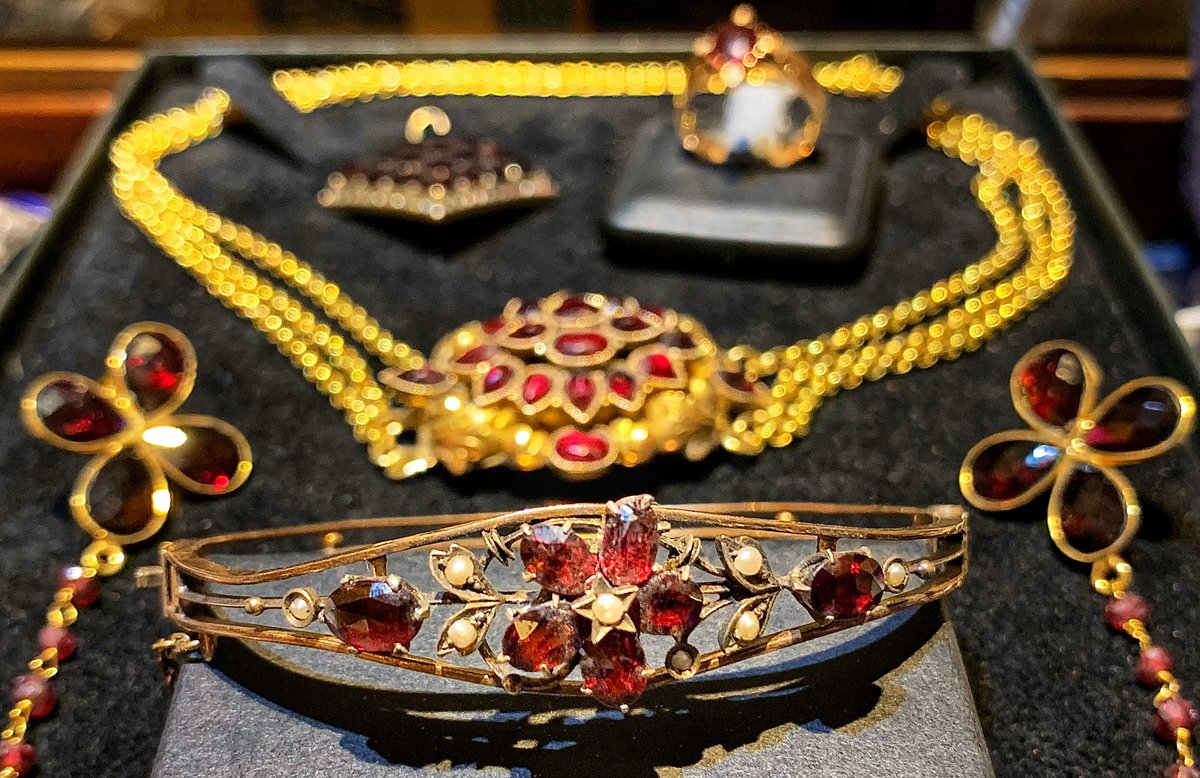 Garnets, such a passion! ✨

#garnets #granati #venise #venice #venezia #venecia #venedig #venetië #veneza  #ונציה #베네치아 #ヴェネツィア #威尼斯 #antiquariato #antiques #antiquestore #jewels #jewelry #bijoux #antiquejewels #bijouxanciens