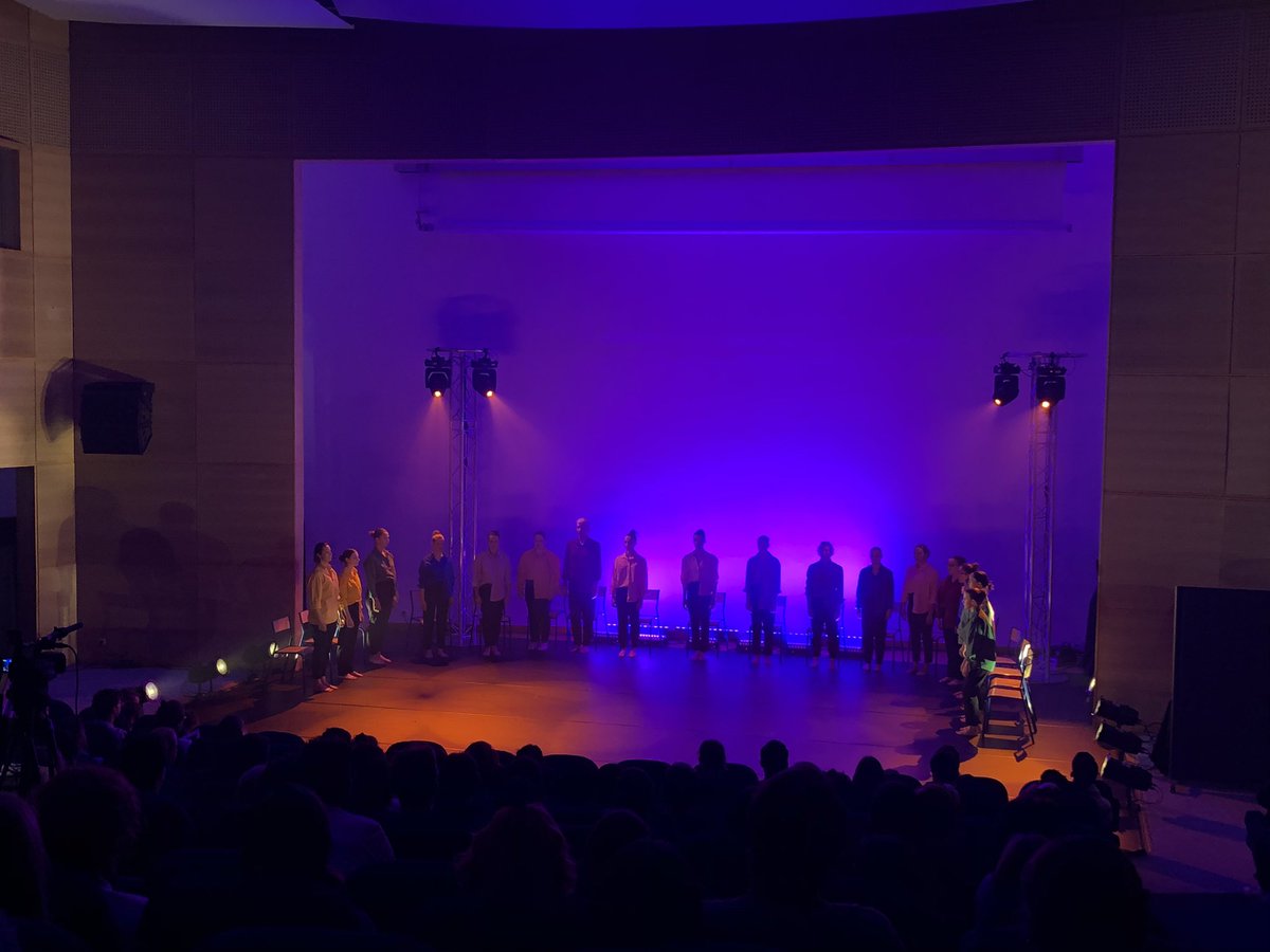 Hier soir les terminales ATMFC ont pu assister à un spectacle de danse à l’INSA de Rouen, préparé par la section sportive.
Merci aux accompagnants.