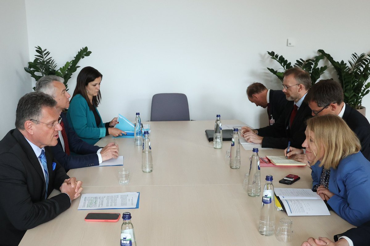 Minister of Foreign Affairs <a href="/AHuitfeldt/">Anniken Huitfeldt</a> met with <a href="/EU_Commission/">European Commission</a> vice-president <a href="/MarosSefcovic/">Maroš Šefčovič🇪🇺</a> in Brussels after the #EEACouncil meeting yesterday. 

Important discussions on Norway-EU relations in the face of global challenges.

📸:<a href="/EC_AVService/">European Commission Audiovisual Service</a>