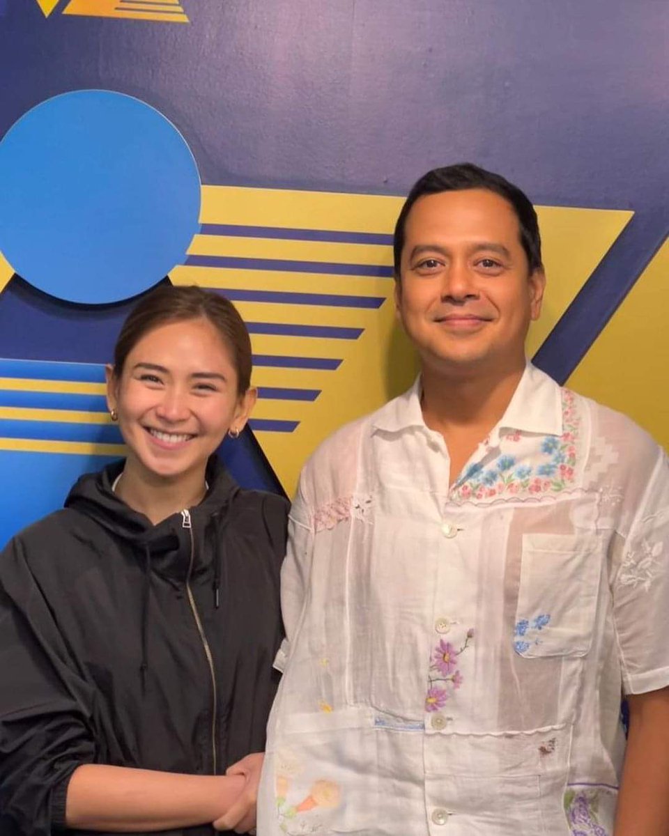 kowalerts's tweet photo. 'ASHLLOYD REUNITED'

LOOK: Ibinahagi ni Popstar Royalty Sarah Geronimo ang mga larawan kasama ang kanyang dating leading man na si John Lloyd Cruz sa VIVA headquarters.

Ikinatuwa ng #AshLloyd fans ang naging update ng singer-actress kahit na wala pang pormal na kompirmasyon kung may pagsasamahan bang panibagong proyekto ang dalawa.

"📽️🕰️📽️," ang caption at hint ni Sarah sa kanyang post.

Unang nagsama sina Sarah at John Lloyd sa Cathy Garcia-Molina film trilogy na 'A Very Special Love' na tinaguriang most successful Filipino romantic film series of all time. Huling napanood naman ang box office tandem noong 2017 sa pelikulang 'Finally Found Someone'. 

(📷justsarahgph/Instagram)