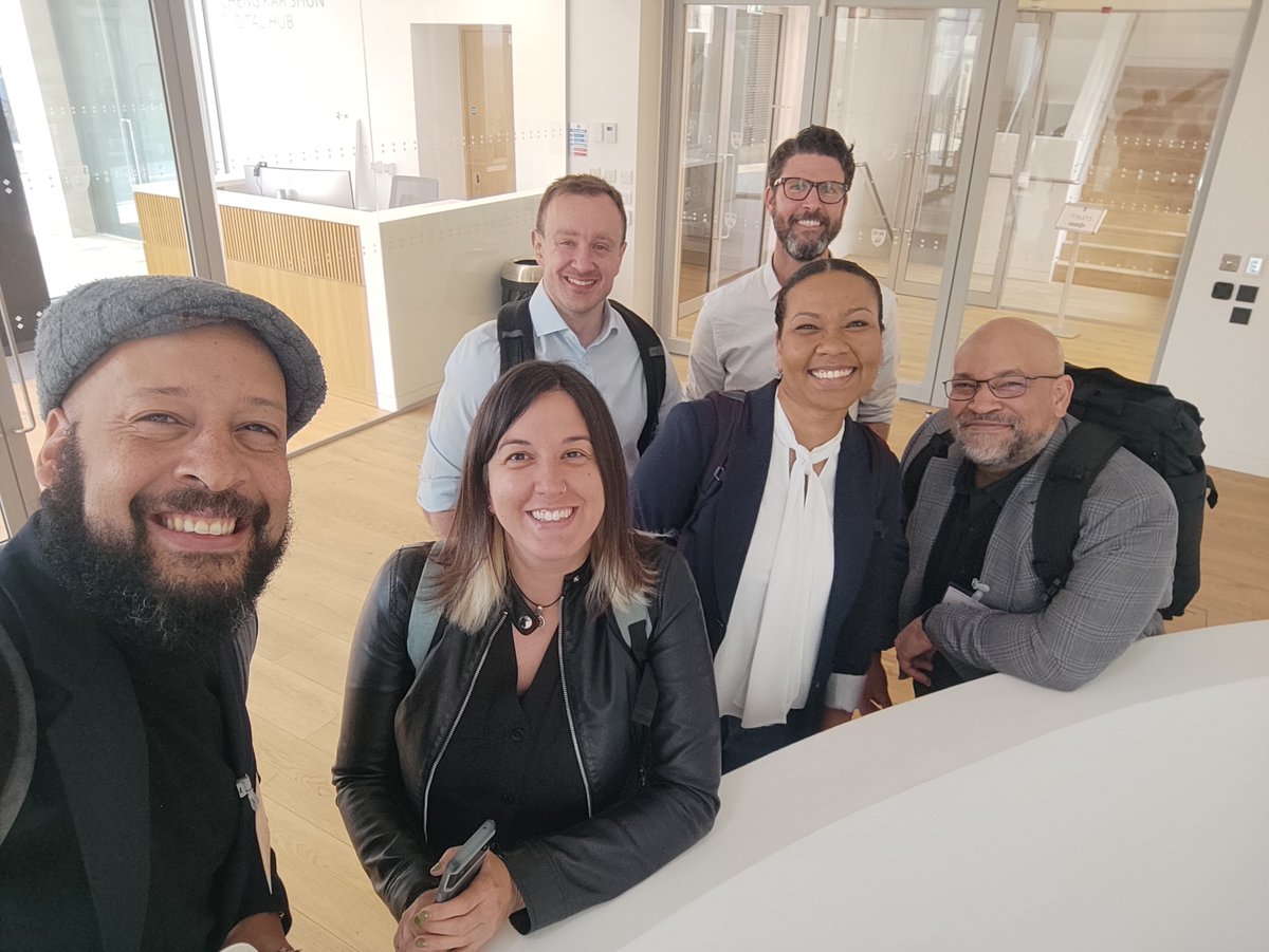 Wonderful reunion with these fine folks, @LSchelhas @KitaK001 @SevNHabis @JM_Luther @joe_jberry at the Lightweight PV workshop in Oxford. I must admit that my selfie skills got a bit rusty and hereby vow to work on my positioning in the frame. Well you guys are saving the shot😄