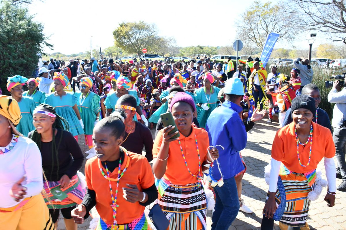 AFRICA DAY CELEBRATION 25 MAY 2023
The Carnival Parade was a scene of kaleidoscopic proportion! What a scenic display of African representation! Dope! Yesss🎶
#AfricaDay2023 celebration has commenced. Re bontshe wena o busy ka eng 
@CradleOfHumankind
#AfricaMonth
#AfricaMonth2023