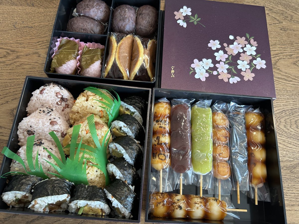 父が亡くなって2年目の日、ということで
大好物を取り揃えて、お供えしました。
三段重箱におはぎをみっしり詰めて嫌になるまで食べるのが夢だった父よ！あの世で喰らうがいいぞ！

子どもたち、この晩御飯は喜ぶやろなー！ https://t.co/iWVZT9lGkT