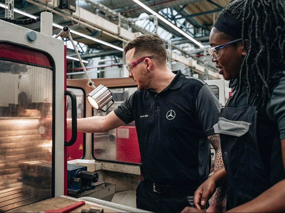 DaimlerTruck's tweet photo. Graduated from school? Applications for a #VocationalTraining or #DualStudyProgram 2024 at #DaimlerTruck possible from June 1st! πππ We offer vocational trainings in 18 occupations & 10 dual study programs.
More info: https://t.co/aMO7jNJLrh
#YouMakeUs #DaimlerTruckCareer https://t.co/IugV7BBwvt
