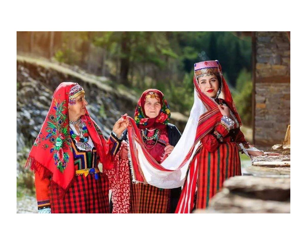 PomakHistory's tweet photo. ***
Dokumacılık
Dokumacılık Paşmaklı’da (Smolyan) yaşayan Pomak kadınları için özel önem taşımaktadır, çünkü ev hanımları kendi ailesi için gerekli kıyafetleri dokuyup dikmek, kilim ve örtüleri hazırlamakla yükümlüydü.
#Ahriyan #Pomak #Trigrad #Rodop #Dokumacılık https://t.co/3ggf5xCIOU