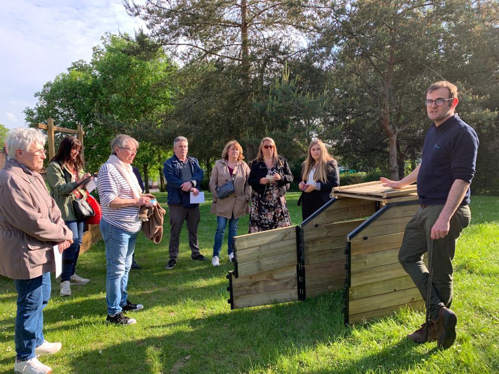 | Installation de composteurs partagés | ♻️
✅ La ville, en partenariat avec le <a href="/SMAV62/">SMAV62 ♻️</a>, a proposé l’installation de composteurs, au niveau du jardin partagé (rue George Sand).

➡️ Cette initiative est expérimentale et a pour but de réduire les déchets ménagers.