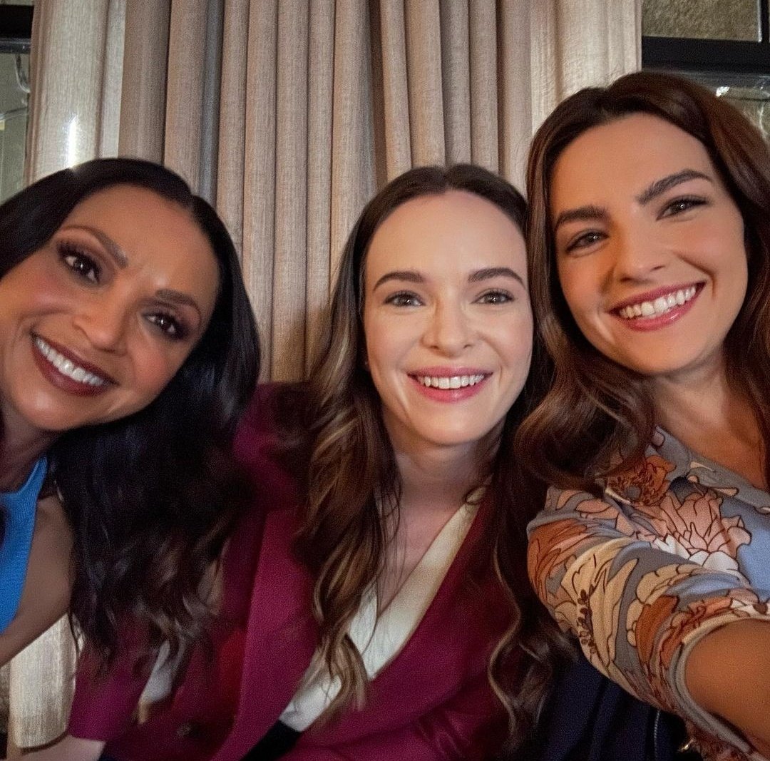 DpanabakerWorld's tweet photo. The cast of #TheFlash shared some photos with Danielle yesterday as a farewell to the series https://t.co/QSJotvlouk