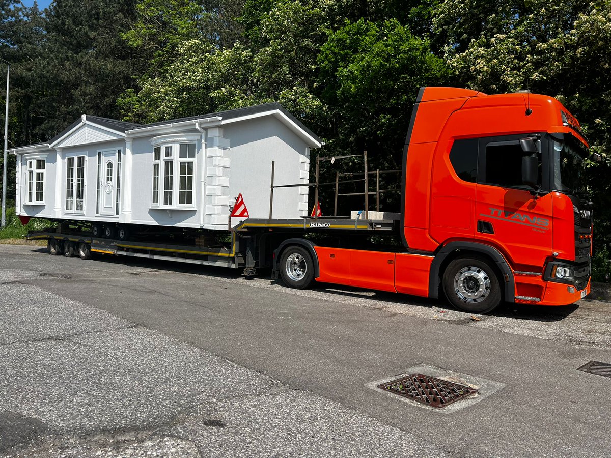 Loving our colourful photo, doesn’t this 40ft x 11ft @oakwoodparkltd park home look great. It will look even better once we have positioned it on Boothstone Park, in Staffordshire👌

#transport #transportation #parkhome #residentialparkhome #bungalow #modularbuilding #lodge