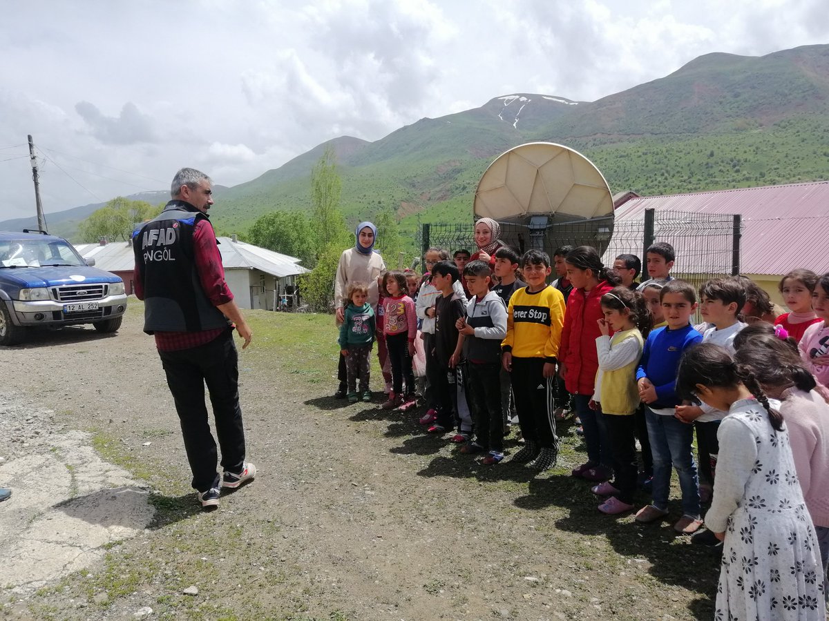 Bingöl İl Afet ve Acil Durum Müdürlüğü tarafından okulumuz  öğrencilerine Afet farkındalık eğitimi verildi.
 @KarliovaMEM
<a href="/bingolmem/">Bingöl MEM</a>