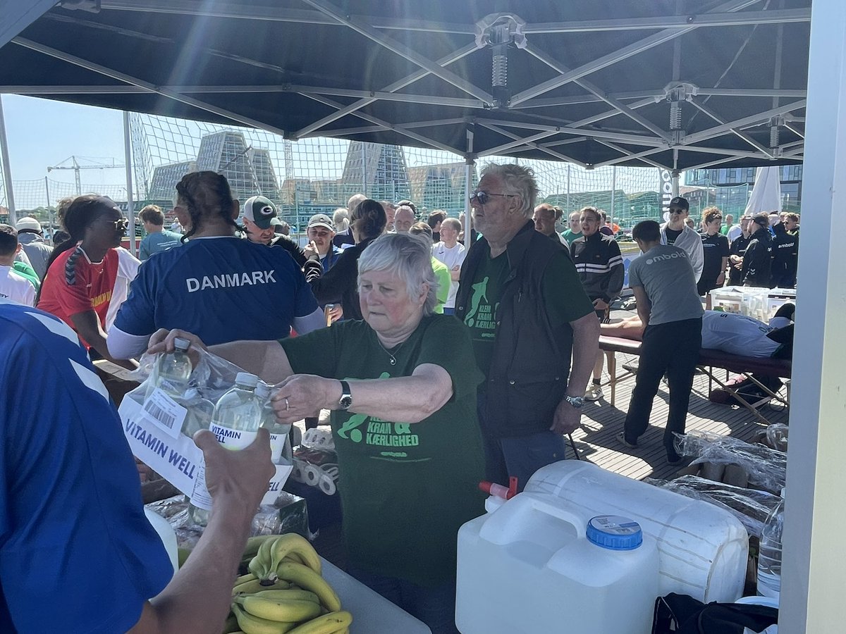 Jens og Lise (grønne trøjer) har været frivillige ved vores stævner siden de ved et tilfælde så Hjemløselandsholdet til VM i Paris i. 2011. Siden har de passet forplejningsteltet. Kæmpe respekt og tak til dem og andre som dem ♥️♥️♥️🙏 #FodboldFællesskabForandring