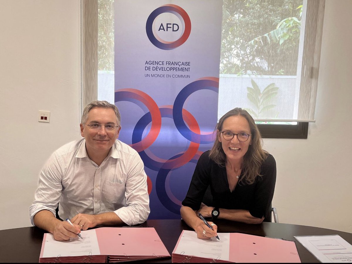 TdeGubernatis's tweet photo. 📊 150 M € sur 3 ans pour les entreprises calédoniennes !
@AFD_France s’engage à refinancer la BCI avec 50 M€/an pour accompagner les projets LT des entreprises.
🌱 AFD accompagne également la https://t.co/LSP4PuKUa7 dans le renforcement de sa stratégie #RSE. #afdnc https://t.co/tEn5R2hOvq