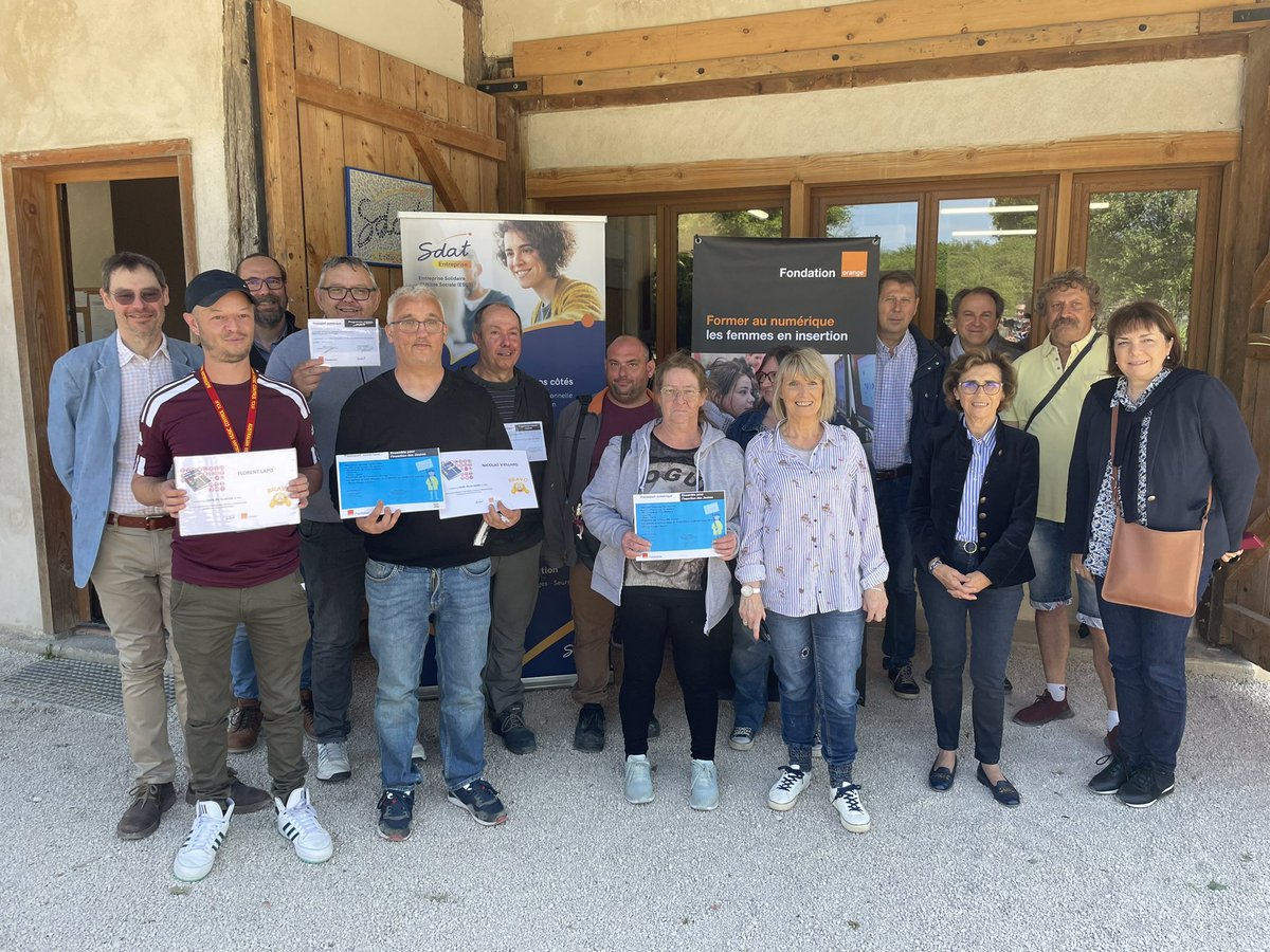 OrangeBFC's tweet photo. Remise de passeports numériques aux bénéficiaires de la #MaisonDigitale de la SDAT à Seurre.  Éloignés du marché de l’emploi ils ont suivi un cursus de formation avec le soutien de la @FondationOrange et animé par des salariés d’Orange et bénévoles @OrangeSolidariT @durban_ml https://t.co/RxngWL0pfw