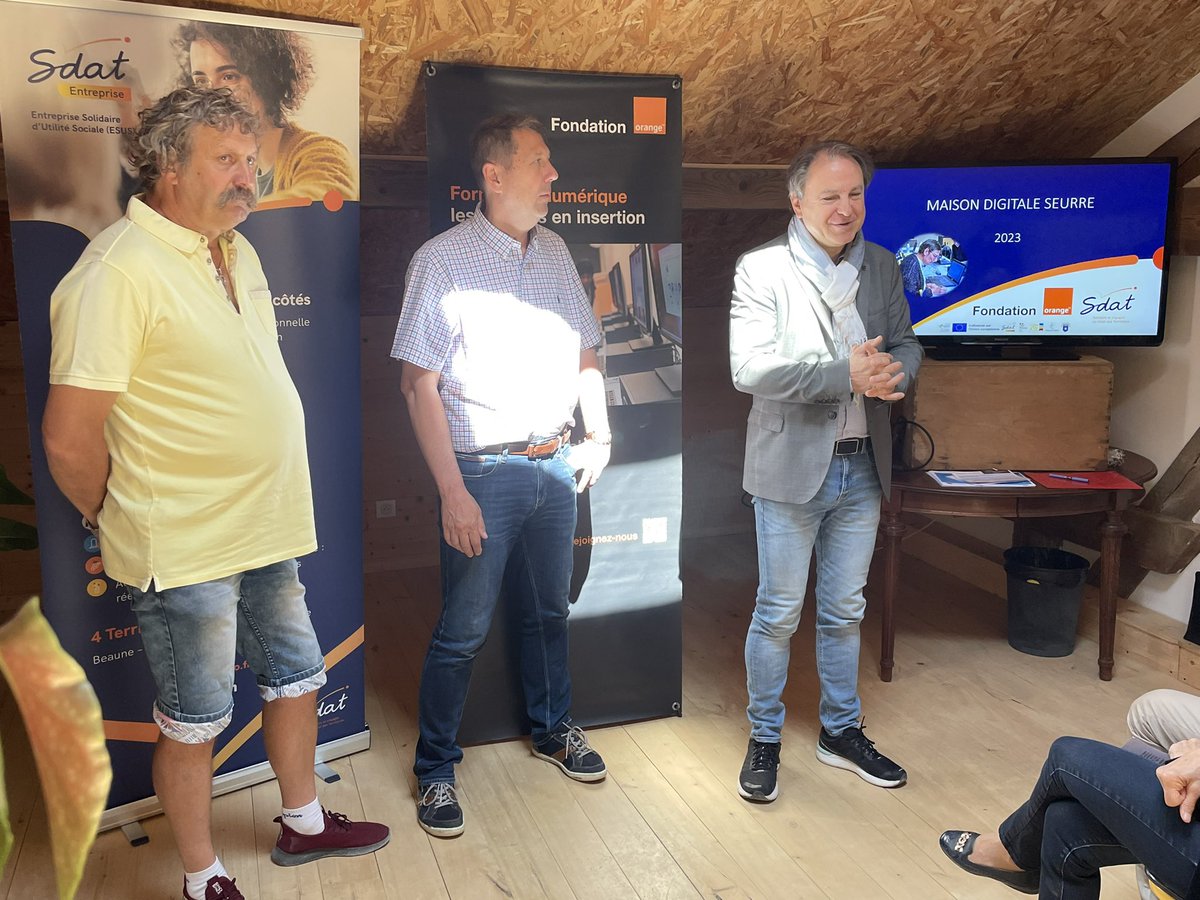 OrangeBFC's tweet photo. Remise de passeports numériques aux bénéficiaires de la #MaisonDigitale de la SDAT à Seurre.  Éloignés du marché de l’emploi ils ont suivi un cursus de formation avec le soutien de la @FondationOrange et animé par des salariés d’Orange et bénévoles @OrangeSolidariT @durban_ml https://t.co/RxngWL0pfw