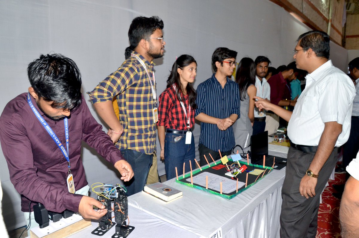 aryacolleges's tweet image. The innovative skills of the students along with their talents were projected in Scintillations-2k23, A #NationalLevelTechFest. Elementa (The #ProjectCompetition) held on the occasion of #Scintillation2023, in which students participated and showcased their projects.
#AryaCollege