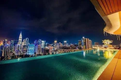 ahmadsharing88's tweet photo. Siapa yg plan nak staycation nampak view klcc boleh try pi sini. Mmg berbaloi sbb harga dia start dari RM98++/night je 😎

Get 10% discount here : https://t.co/Tjy0B0WzZh https://t.co/oE44rWM8Cg
