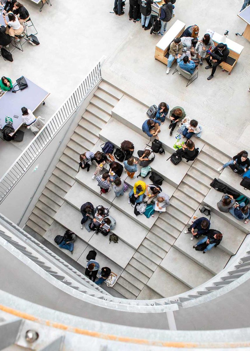 Depuis le 9 mai Anaïs donne des cours de dataviz aux étudiants UX3 de L'École de design Nantes Atlantique. Nous sommes heureux de participer à cette démarche qui renforce nos relations avec l'école et permet à notre collaboratrice de partager son expérience et ses connaissances.