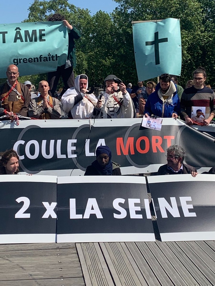 @TotalEnergies s'attaque à la justice climatique :

En tout, #EACOP et #Tilenga vont émettre 379 millions de tonnes d'équivalent CO2....
Cela va aggraver le bouleversement climatique, au détriment de pays vulnérables, comme l'Ouganda et la Tanzanie...

#CorpsetAmeContreEacop