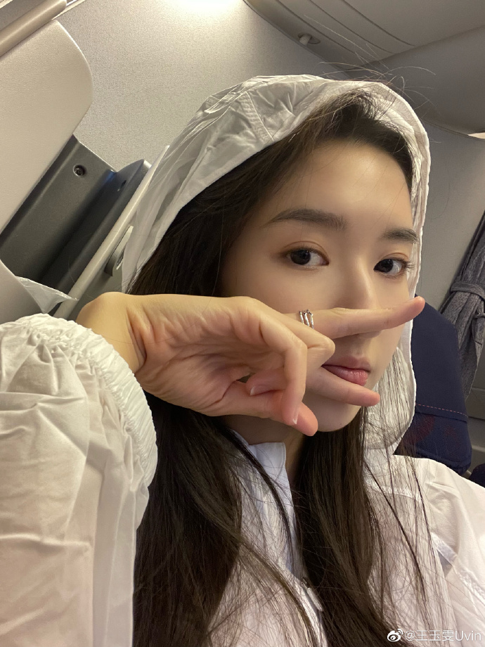 EntTofu's tweet photo. #WangYuwen looks cute yet chic in her latest Weibo update:"Hi~Hi~I have appeared! And dumped a wave of inventory! ~ 😎(Why so many scissorhands )"
#Uvin #王玉雯
Source:https://t.co/zq7lpELgaL https://t.co/H1I0cu2uwd