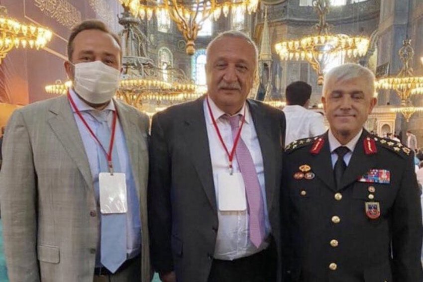 Jandarma Genel Komutanı Arif Çetin'i
Metro turizm sahibi Galip Öztürk ile ve
Mehmet Ağar ile fotoğrafından hatırlayın