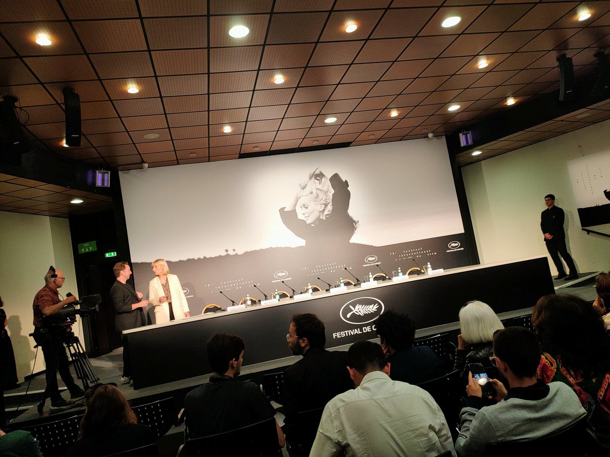 La conférence de presse 🎤 pour #LaPassionDeDodinBouffant 🍲 va bientôt débuter...

@Festival_Cannes #Cannes2023