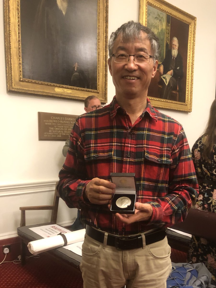 Many congratulations to Prof Ziheng Yang (@zihengyang @CloeFor) on his hugely deserved 2023 Darwin-Wallace Medal from the @LinneanSociety. 'For major advances in evolutionary biology.' Wallace visible over Ziheng's left shoulder and Darwin's beard to his right.