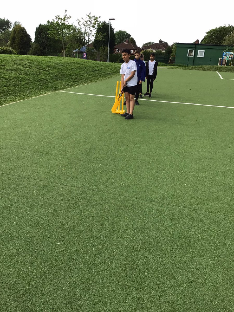 OABroadoak's tweet image. #5MH have been showing off their cricket skills #Y5 #PE #bowling #batting #fielding