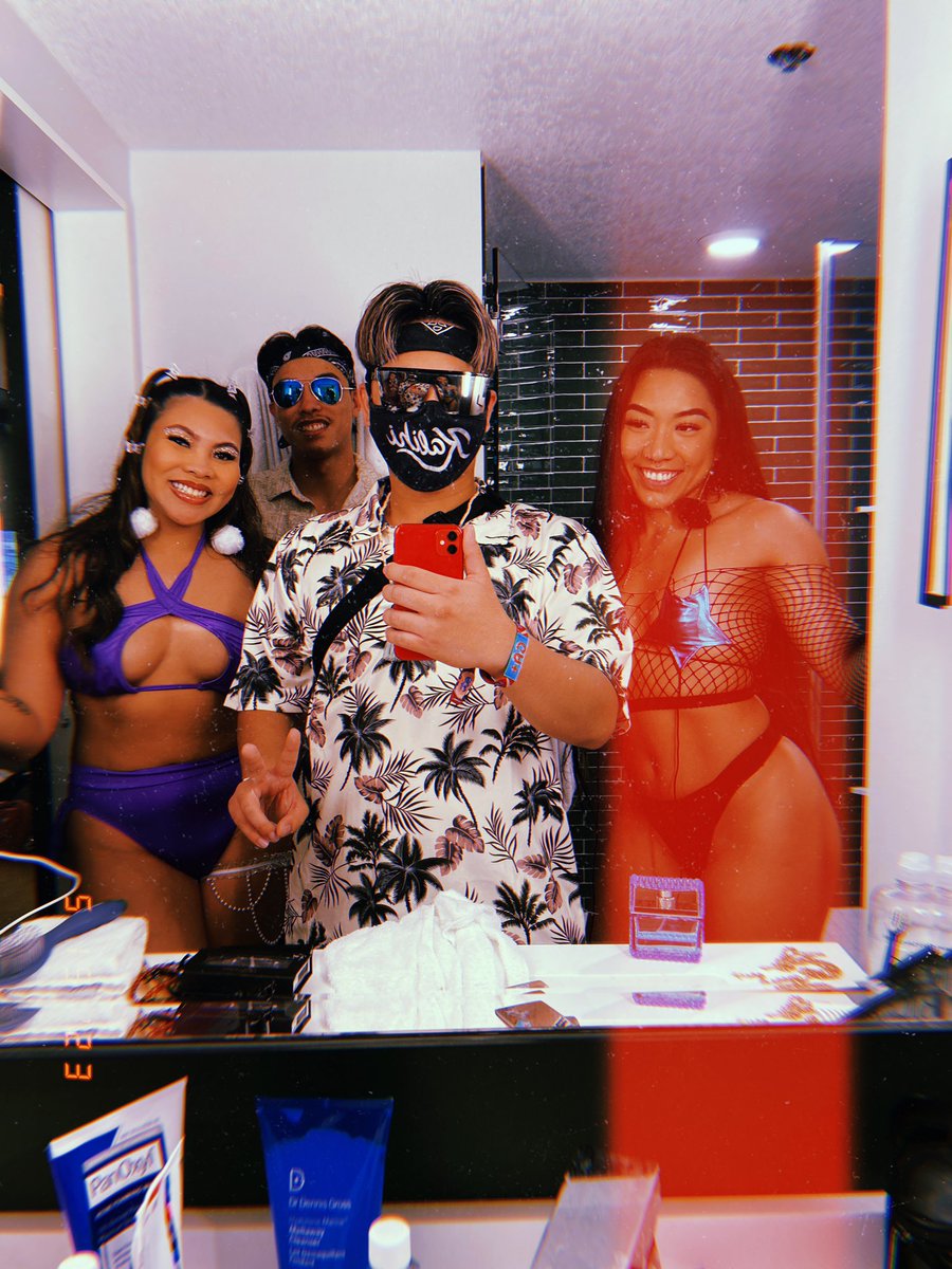 EthanNintendo's tweet photo. EDC LV 2023…thank you for the experience of a lifetime with these fools #EDC2023 https://t.co/5QHYB2dkON