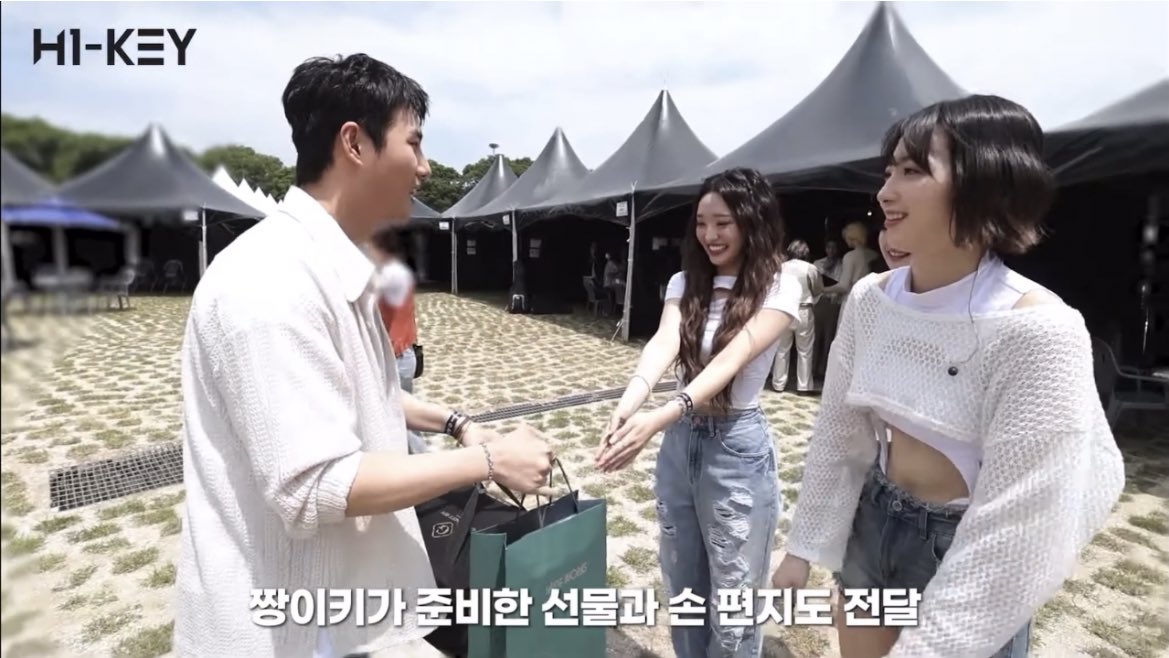 moonraiijeu's tweet photo. youngk in h1-key vlog!! h1-key were shocked and nervous when someone told them youngk was watching them performing secretly. then they met and even gave some gifts+hand letter! 😆 https://t.co/oFi905a5xh