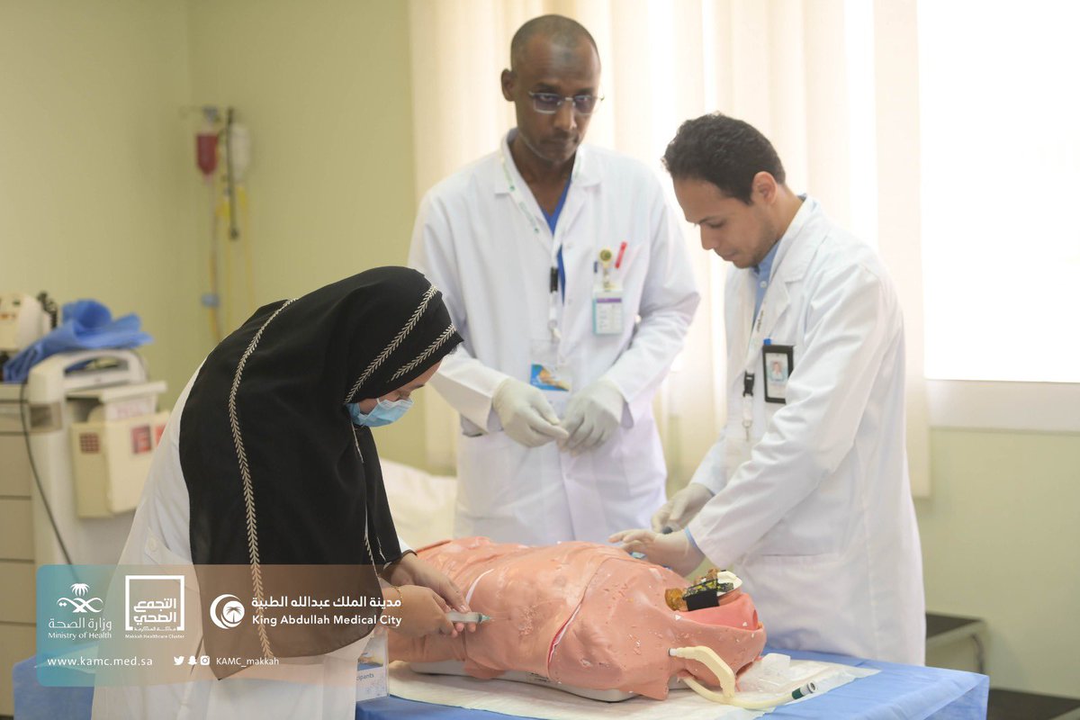 KAMC_MAKKAH's tweet photo. #ورشة_عمل | ✨

#مدينة_الملك_عبدالله_الطبية ممثلةً بإدارة المحاكاة تنظم ورشة عمل : "مبادئ عمل إدخال قسطرة صدرية جراحية للغشاء البلوري"
والتي تضمنت تقديم مجموعة من المحاضرات وعرض فيديوهات تعليمية واختتمت بتطبيق عملي محاكي للواقع والتعامل مع جميع الأدوات المخصصة لهذا الغرض. https://t.co/ZZyVfr8Ey9