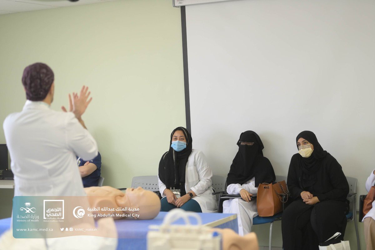 KAMC_MAKKAH's tweet photo. #ورشة_عمل | ✨

#مدينة_الملك_عبدالله_الطبية ممثلةً بإدارة المحاكاة تنظم ورشة عمل : "مبادئ عمل إدخال قسطرة صدرية جراحية للغشاء البلوري"
والتي تضمنت تقديم مجموعة من المحاضرات وعرض فيديوهات تعليمية واختتمت بتطبيق عملي محاكي للواقع والتعامل مع جميع الأدوات المخصصة لهذا الغرض. https://t.co/ZZyVfr8Ey9