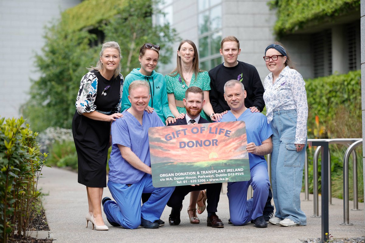 IrishKidneyAs's tweet photo. Today, on #GlobalSurgeryDay, we’re paying tribute to the skills &amp; dedication of all those involved in the surgery that makes Organ Donation &amp; Transplantation possible 💜

To celebrate, we gathered some transplant recipients &amp; surgeons for a photocall. 

#DonorWeek23 #LeaveNoDoubt https://t.co/49MUjXKyIx