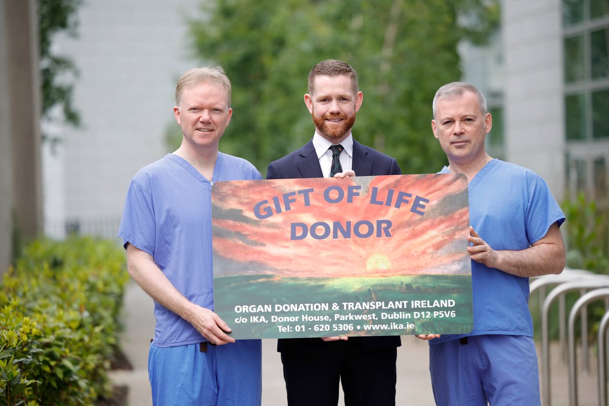 IrishKidneyAs's tweet photo. Today, on #GlobalSurgeryDay, we’re paying tribute to the skills &amp; dedication of all those involved in the surgery that makes Organ Donation &amp; Transplantation possible 💜

To celebrate, we gathered some transplant recipients &amp; surgeons for a photocall. 

#DonorWeek23 #LeaveNoDoubt https://t.co/49MUjXKyIx