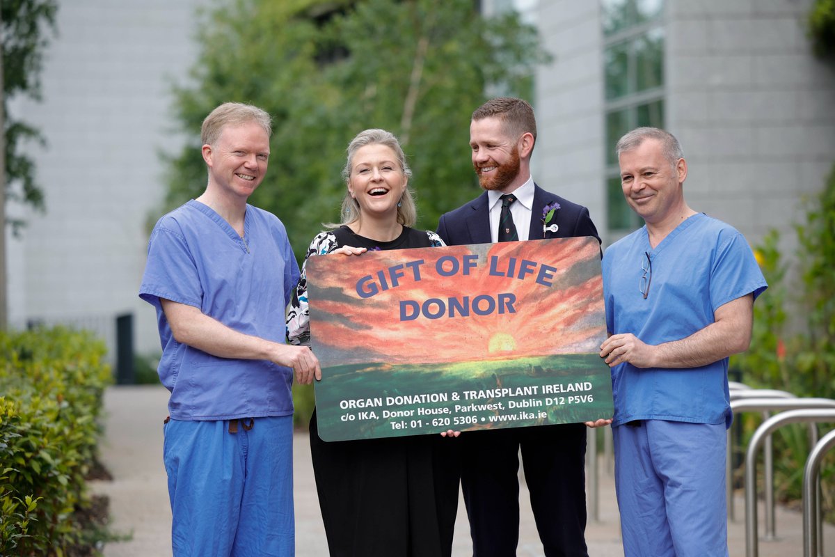 IrishKidneyAs's tweet photo. Today, on #GlobalSurgeryDay, we’re paying tribute to the skills &amp; dedication of all those involved in the surgery that makes Organ Donation &amp; Transplantation possible 💜

To celebrate, we gathered some transplant recipients &amp; surgeons for a photocall. 

#DonorWeek23 #LeaveNoDoubt https://t.co/49MUjXKyIx