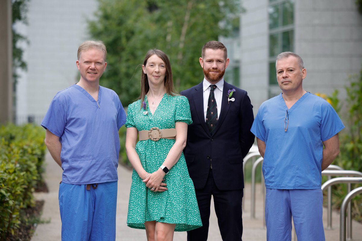 Today, on #GlobalSurgeryDay, we’re paying tribute to the skills & dedication of all those involved in the surgery that makes Organ Donation & Transplantation possible 💜 To celebrate, we gathered some transplant recipients & surgeons for a photocall. #DonorWeek23 #LeaveNoDoubt