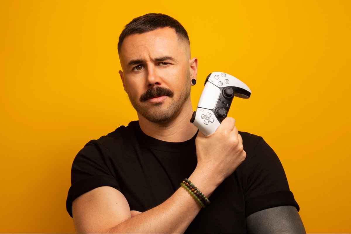 Player experience designer mais joueur avant tout, Mickaël Dell'ova (<a href="/DellMicka/">hubpron video 🇲🇾</a>) souhaite faire germer une industrie du jeu vidéo plus inclusive. Pour têtu•connect, je vous raconte son parcours. 🎮

Photo : Studio MAJE tetuconnect.com/les-game-desig…