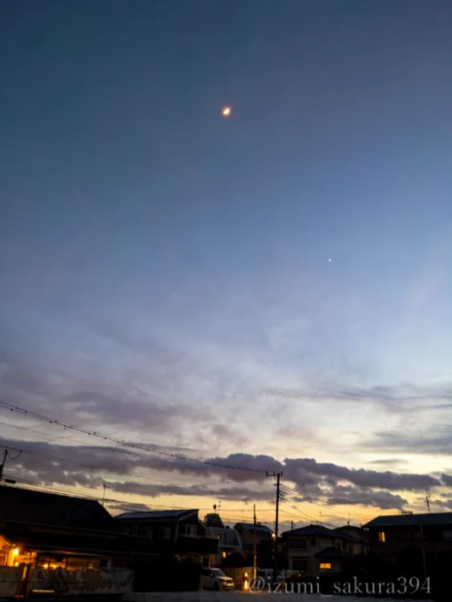 電柱の間に月が見えました #夕景 #月 #いまそら