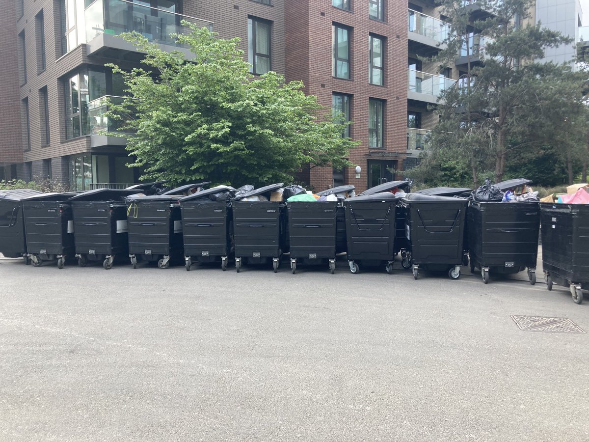 Bin day in @WoodberryDown_⁩ staff were getting ready from before 6:30am. It’s all glamour being ⁦@hackneycouncil⁩ and we’re looking at how to make collections from these blocks more convenient and less noisy for residents.
