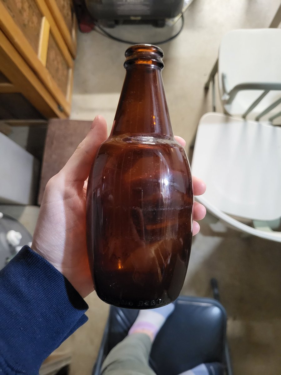 VanArkel_Laura's tweet photo. Speaking of stubbies. I have one right here. Fun fact, before stubbies all looked the same, companies would have their own style of stubby. Can anybody guess which company this is from? https://t.co/lpRszug3is