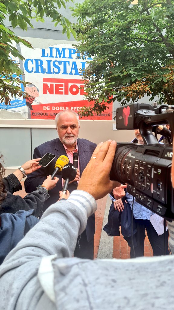 CanalTerrassa's tweet photo. 📍| Inaugurada oficialment la restauració de l'anunci de #Netol al c. Font Vella. Periòdicament s'hi faran tasques de manteniment.
👉Ho explicarem a l'Informatiu de @CanalTerrassa i a https://t.co/EvFEpFU9C8 | #Terrassa #anunciNetol https://t.co/wUuNtfN7fj
