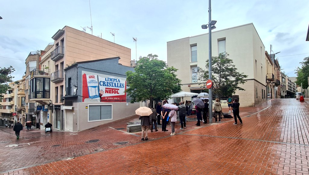 CanalTerrassa's tweet photo. 📍| Inaugurada oficialment la restauració de l'anunci de #Netol al c. Font Vella. Periòdicament s'hi faran tasques de manteniment.
👉Ho explicarem a l'Informatiu de @CanalTerrassa i a https://t.co/EvFEpFU9C8 | #Terrassa #anunciNetol https://t.co/wUuNtfN7fj