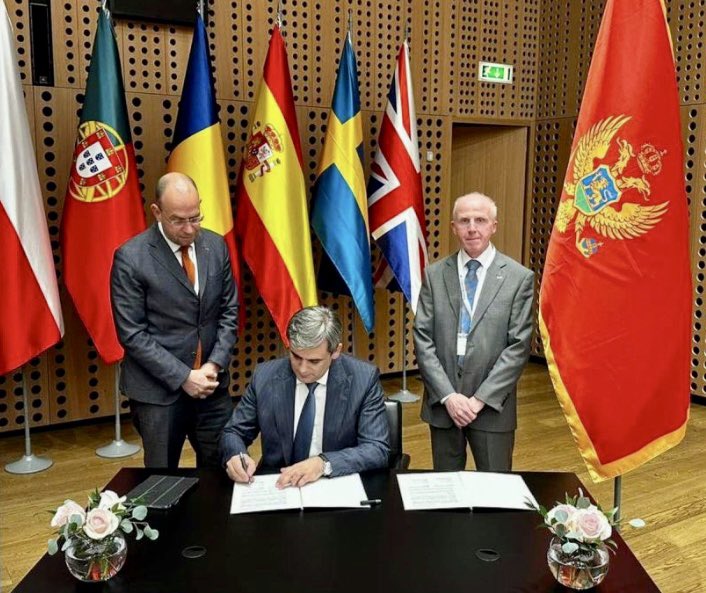 (Maritime) Safety First!

From 1 July, #Montenegro joins <a href="/Paris_MOU/">Paris</a> on Port State Control! 👏🏽 to DPM <a href="/ErvinIbrahimov1/">Ervin Ibrahimovic</a> &amp; SG <a href="/LucSmulders/">Luc Smulders</a> - ✍️ signifying Montenegro's commitment to compliance &amp; maritime safety. 

Montenegro is now one step closer to EU integration in maritime area