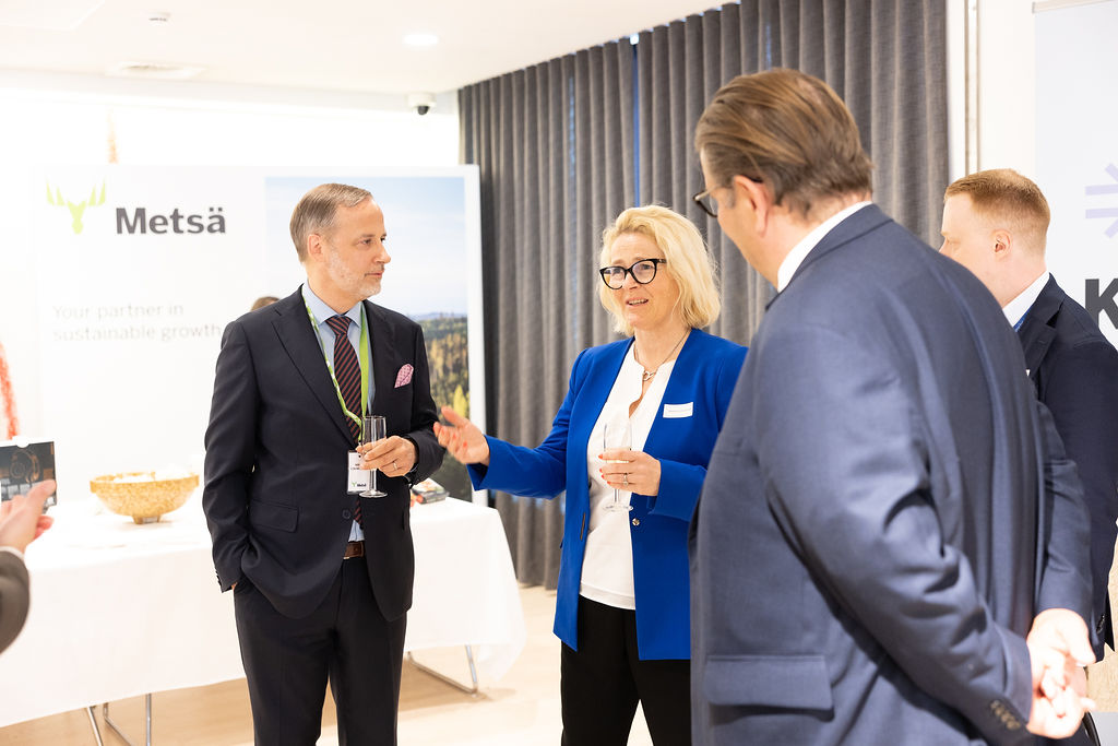 MetsaGroup's tweet photo. Metsäteollisuus ry:n uuden Brysselin-toimiston avajaisia vietettiin keskiviikkona, ja Metsä Group oli näyttävästi mukana. Tehokas edunvalvonta tapahtuu EU:n ytimessä, ja tässä työssä metsäteollisuus on nyt entistä aktiivisemmin mukana. https://t.co/Un4KYzPlyX