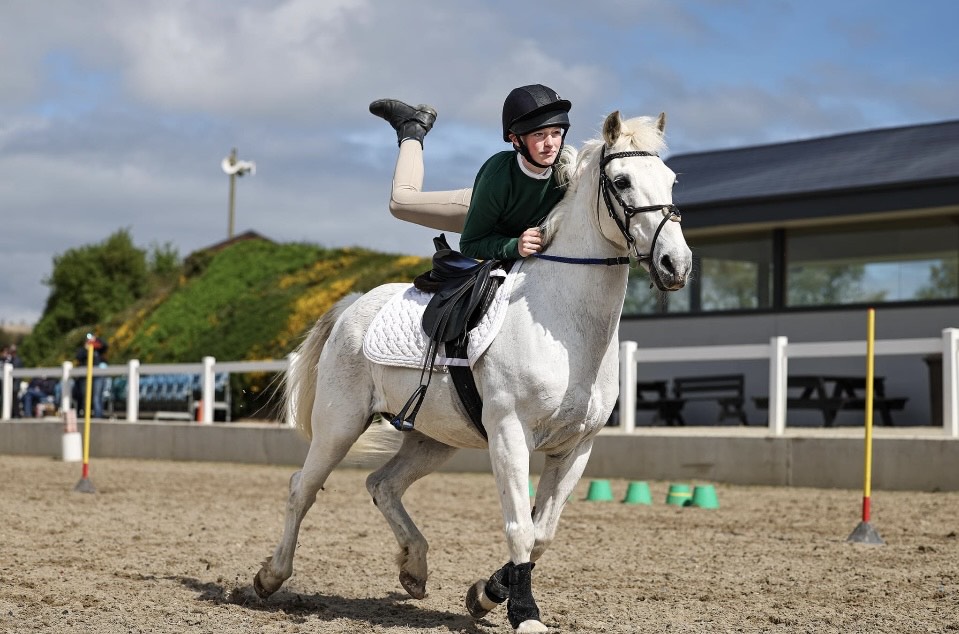 Kings_Hospital's tweet photo. 📣 Very well done Megan, representing Ireland with pride 🇮🇪🏇🏼👑
Competed at Windsor Royal Horse Show and now onto Royal Bath and West Show 🏆🐴
#IrishPonyClub #MountedGames #Equestrian #TeamIreland https://t.co/LffN6ecgQk