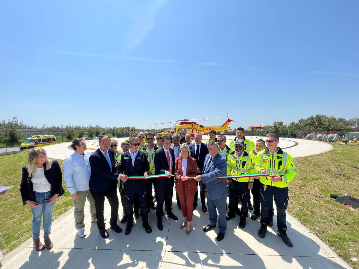 LuigiBrugnaro's tweet photo. 🚁Ecco il nuovo servizio di ELISOCCORSO a #Pellestrina❗

🔹 Un progetto che ho fortemente voluto, in sinergia con #Ulss e #Regione, per dare all’isola un servizio di emergenza più rapido, che riduce distanze e i tempi di intervento. 

👏GRAZIE a tutti coloro che hanno lavorato per la realizzazione di quest’opera prioritaria ed estremamente utile. 

Continuiamo a parlare con i fatti!