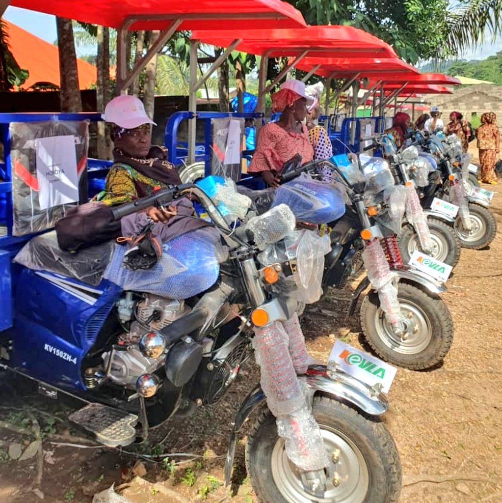 Marlydhalyna's tweet photo. Le coordinateur National de l'ITC, auprès des autorités locales et des partenaires du programme MMPTF,  a remi hier 24 mai des lots d'équipements, matériels agricoles et de transport et des outils de protection à 50 structures commerçantes du bec du perroquet des lots
#ITCGUINEE https://t.co/YjNSJWLOwK