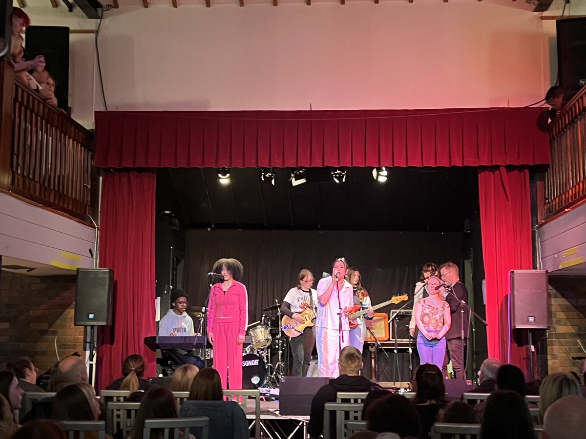 Well done to our suburban sounds students who performed last night in <a href="/araschronain/">Aras Chronain.ie</a> for the <a href="/SuburbanSounds/">Suburban Sounds</a> end of year concert 🎶 a great bunch of students who put on a great performance 🎸 🥁 🎤