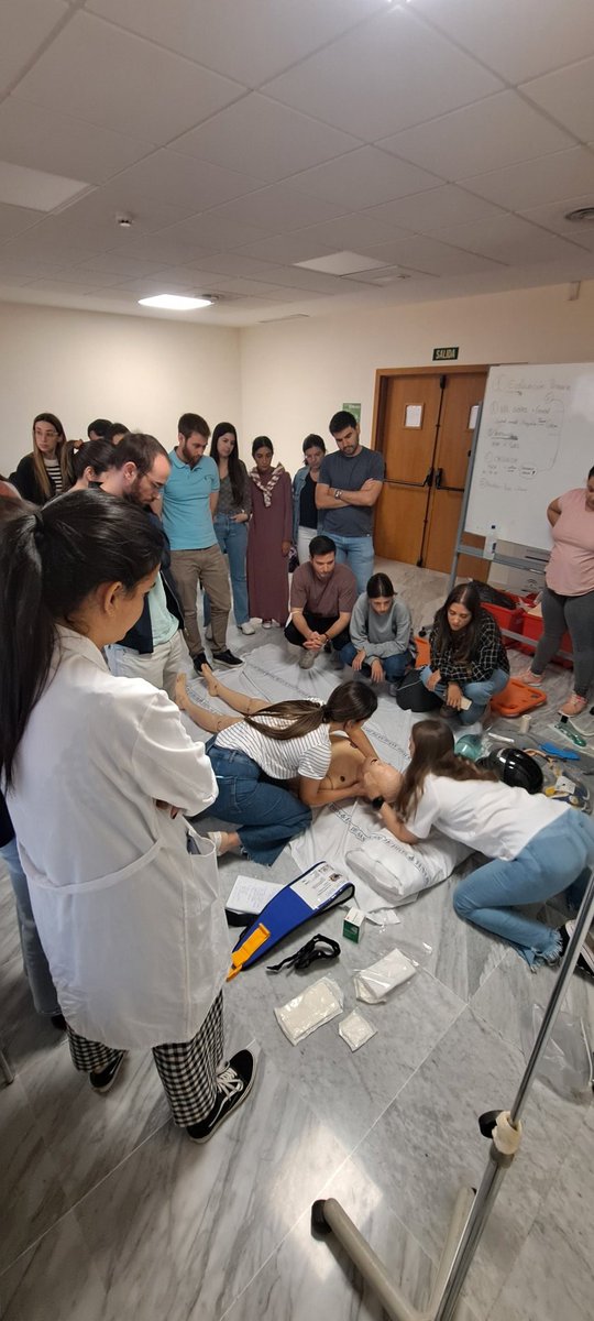 Las Dras. Tania Peñate y Marta Cáceres nos dan la sesión de urgencias de residentes de hoy sobre el manejo del paciente politraumatizado 
<a href="/HSJD_Aljarafe/">Hospital San Juan de Dios del Aljarafe</a> <a href="/UDMAFyCSevilla/">Unidad Docente MAFyC de Sevilla</a>