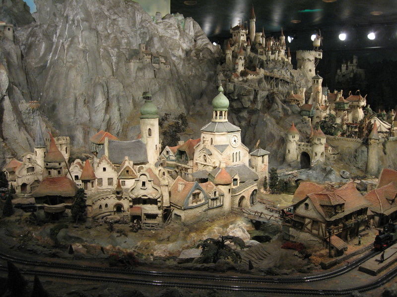 25th May 1971. The miniature world Diorama opens at #Efteling. The 60m long circular model was designed by Anton Pieck and, through a number of renovations, houses a few nods to the designer and to Efteling itself.

📸 Rides.nl