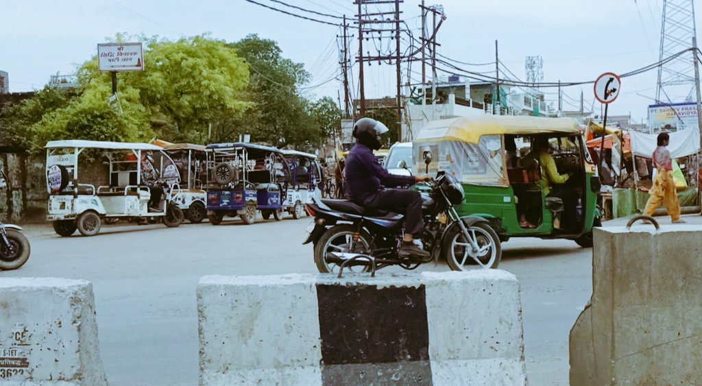 Newscopgaurav's tweet photo. #कानपुर दक्षिण के #नौबस्ता बंबा चौराहे पर कम से कम आधा दर्जन पुलिसकर्मी तैनात रहते है.लेकिन मजाल है की ई रिक्शा वालो का आतंक कम करवा सके और रास्ता साफ रखे.!!

लेकिन चौराहे से दूर बैठकर वसूली का काम बदस्तूर और पूरी शिद्दत से करते नही थकते.!!

@kanpurnagarpol 
@kanpurtraffic https://t.co/YphK1CHTv8