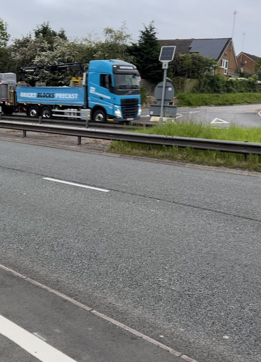 TruckPromo's tweet photo. 5am #trucking on #ManorWay #A456 #M5 #Jnc3 bound #volvo #forterra #truckdriver #bricks #blocks on https://t.co/MLWo8AdI5x https://t.co/Gt9DnVF01V